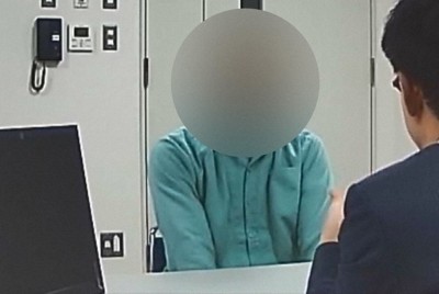 元社長の山岸忍氏が起こした民事裁判の法廷で再生された取り調べ� 像。男性検事（手前）が山岸氏の元部下を追及する＝関係者提供