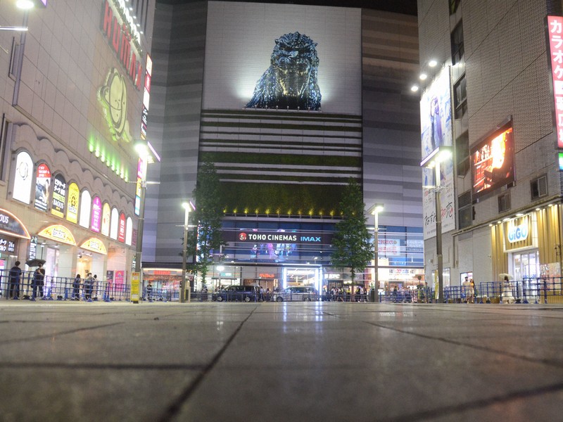 新宿東宝ビル（奥）の横に広がる通称「トー横」。男性はこの広� �でオーバードーズを繰り返し、他人に薬を売り渡した＝東京都新宿区歌舞伎町で2024年7月9日午後7時47分、斎藤文太郎撮影